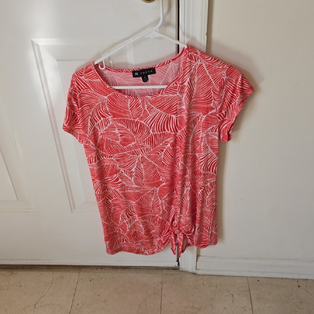 Nip Tuck Coral Leaf-Print Tie-Hem Short Sleeve Tee